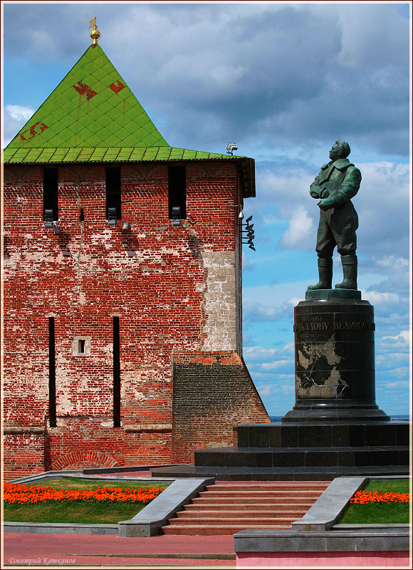 Памятник Валерию Чкалову и Георгиевская башня кремля. Фото Нижнего Новгорода