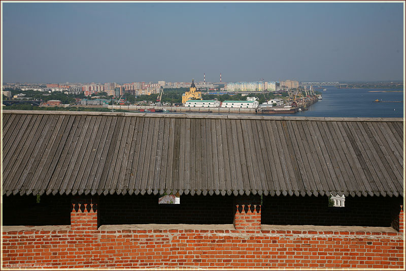Вид на заречную часть поверх кремлевской стены. Фото Нижнего Новгорода. Нижегородский Кремль