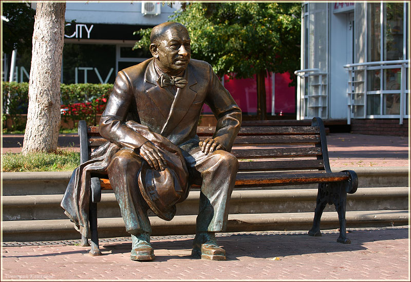 Металлическая скульптура. Сидящий человке. Скамейка. Фото Нижнего Новгорода. Городской пейзаж