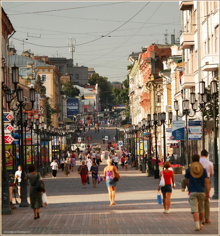 Улица Большая Покровская. Люди идут на работу. Фото Нижнего Новгорода. Городской пейзаж