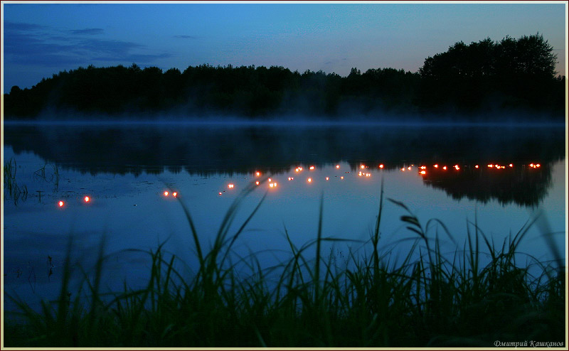 Ночное озеро. Плавающие свечи. Туман над поверхностью воды