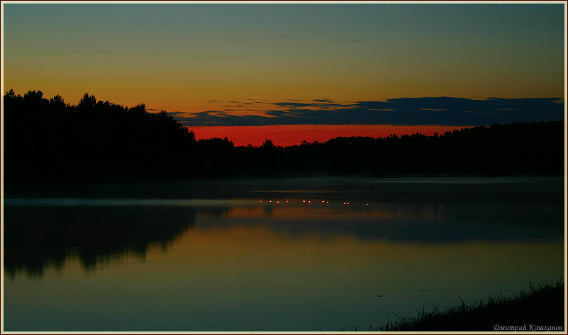 Ночной пейзаж с озером и плавающими свечами