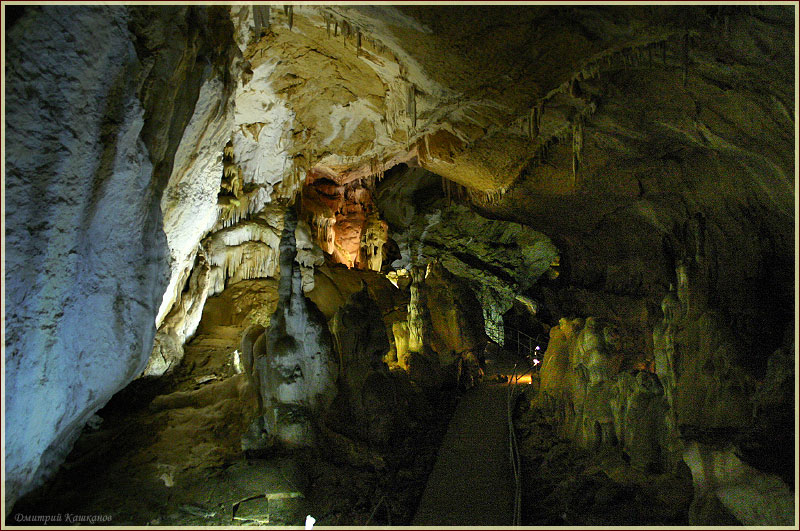 Под сводами таинственной пещеры. Экскурсия в пещеру. Мраморная пещера в Крыму. Фото пещер