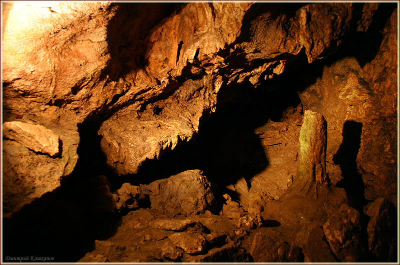 Таинственный мрак подземелий.  Красная Пещера в Крыму. Фото пещер
