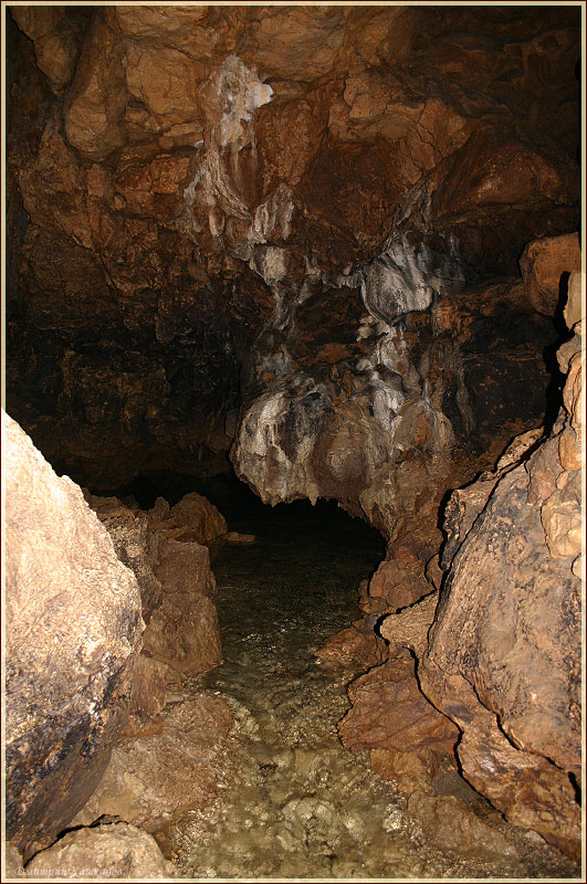 Подземная река с холодной водой.  Красная Пещера в Крыму. Фото пещер