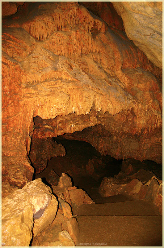 Экскурсионная тропа под сводами пещеры.  Красная Пещера в Крыму. Фото пещер