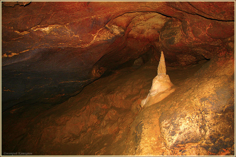 Фото сталагмитов в подземелье.  Красная Пещера в Крыму. Фото пещер