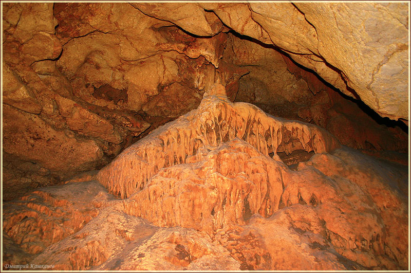 Натечные образования на стенах пещеры. Красная Пещера В Крыму. Фото пещер
