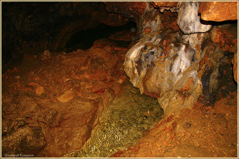 Подземная река в пещере. Красная Пещера В Крыму. Фото пещер