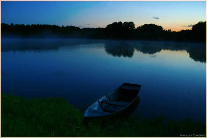 Ночной пейзаж. Озеро. Лодка у берега