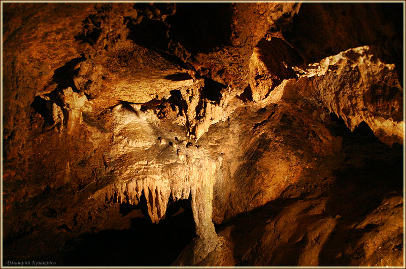 Свод пещеры со сталактитами. Красная Пещера В Крыму. Фото пещер