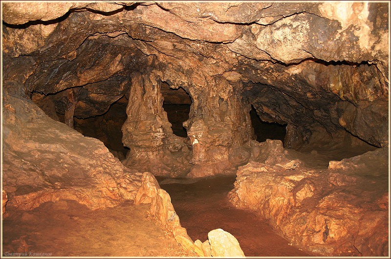 Залы и гроты темных подземелий. Красная пещера в Крыму. Фото пещер