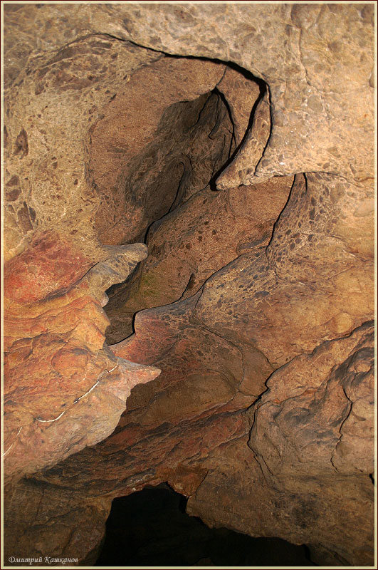 Своды пещеры. Экскурсия в пещеру. Красная пещера в Крыму. Фото пещер