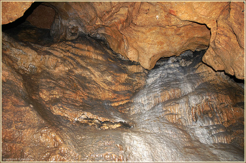 Подземелье. Вода сочится по стене. Красная пещера в Крыму. Фото пещер