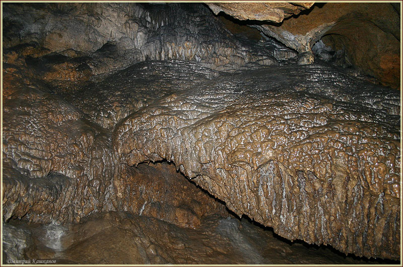 Сырая темная пещера. Вода сочится из стен. Красная пещера в Крыму. Фото пещер