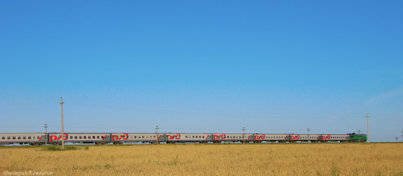 Поезд идущий по краю земли. Поезда фото. Самые красивые фото лета 2011