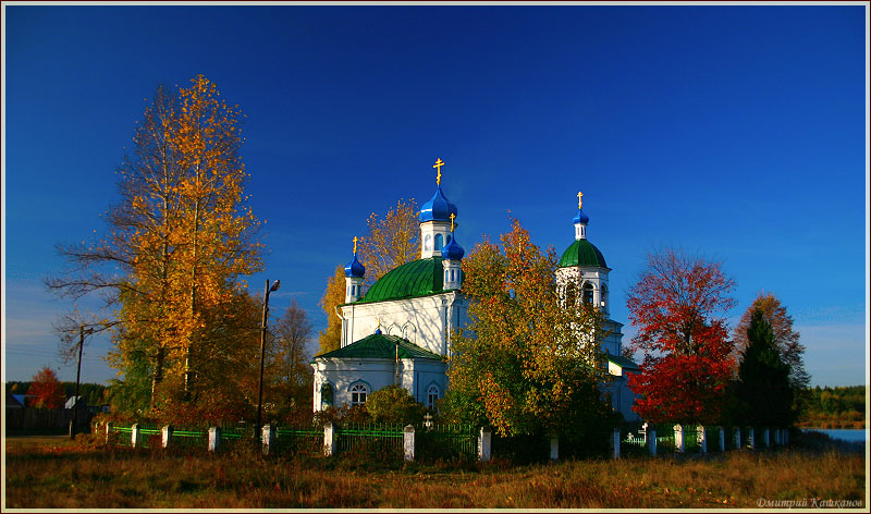 Осенний пейзаж с церковью