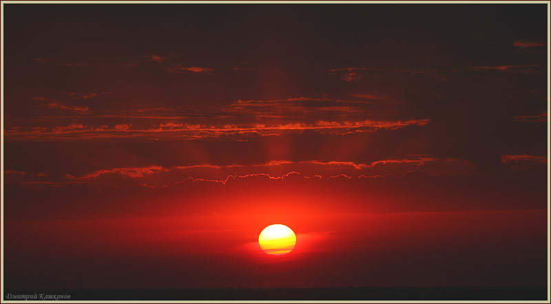 Лучи заходящего солнца. Красный летний закат. Фото закатов