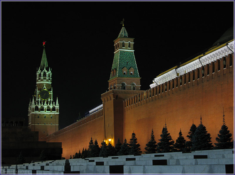 У кремлевской стены. Ночная Красная площадь. Ночная Москва. Фото