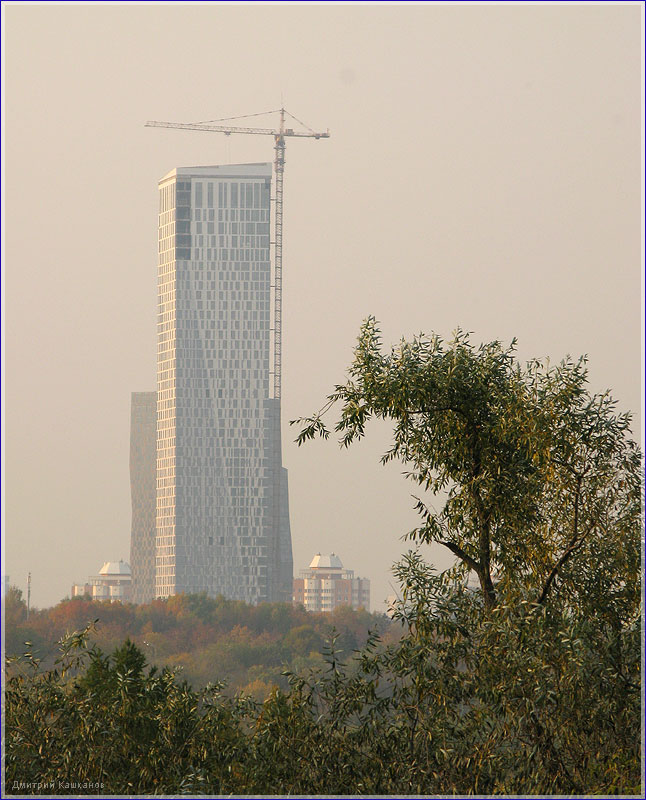 Строительство небоскреба в Москве. Фото осенней Москвы