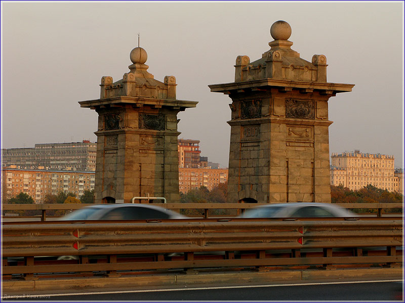 Опоры железнодорожного моста над Москвой-рекой. Фото осенней Москвы