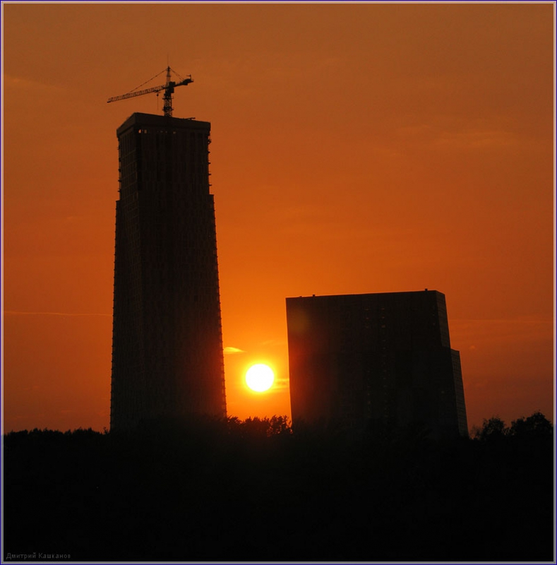 Солнце между небоскребов. Московский закат. Осенние фото Москвы